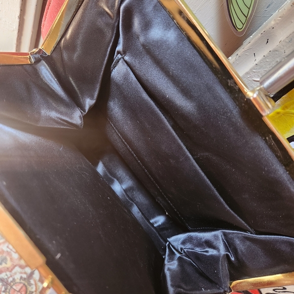 Elegant Red Handbag - Picture 2 of 3